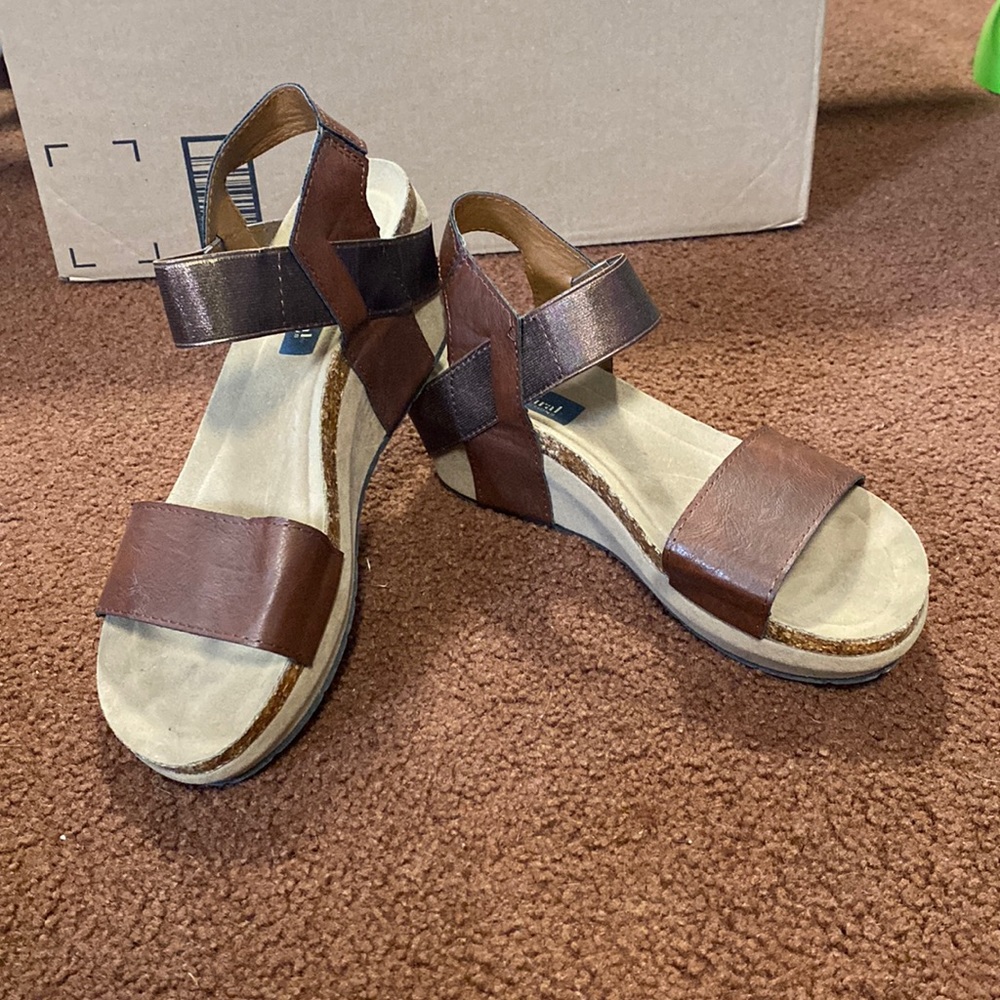 Natural reflections sandals